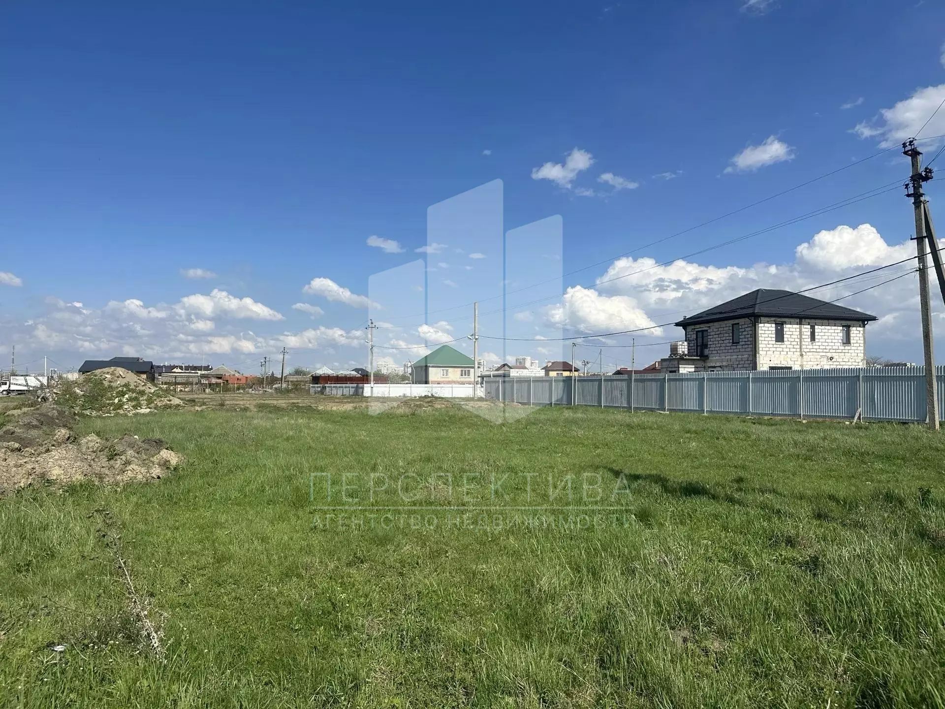 Продам участок 10 соток ИЖС Адыгея р-н Тахтамукайский аул Старобжегокай ул.Красная з/у 20 Газ,свет,вода по меже Фасад 27 метров